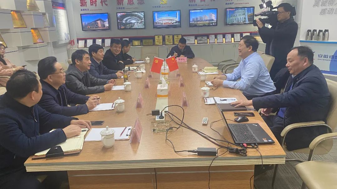 chen jiaben,président de lu'an city's comité municipal du peuple chinois's conférence consultative politique, est venu à anhui alucosuper pour mener à bien l'activité de
